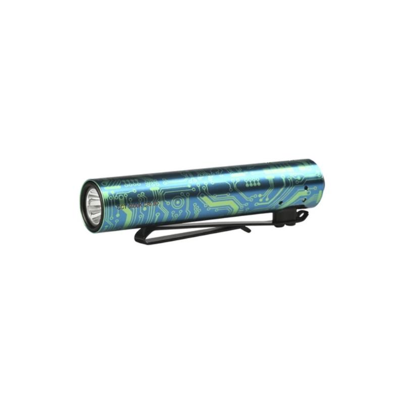 Một bộ sưu tập các loại pin khác nhau được sử dụng trong đèn pin (AA, AAA, 18650, pin sạc tích hợp)